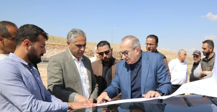 ابو السمن : ضرورة تسريع وتيرة الأعمال لتنفيذ مشروع الطريق التنظيمي لمنطقة وادي العش