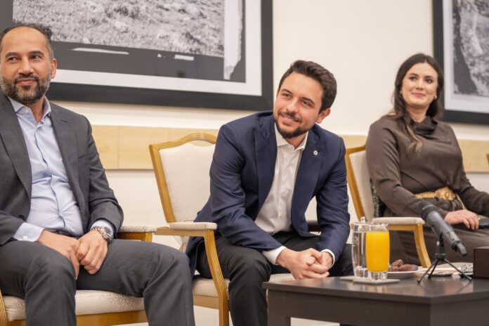 ولي العهد يحاور شبابا بلواء وادي السير ويشاركهم مأدبة الإفطار