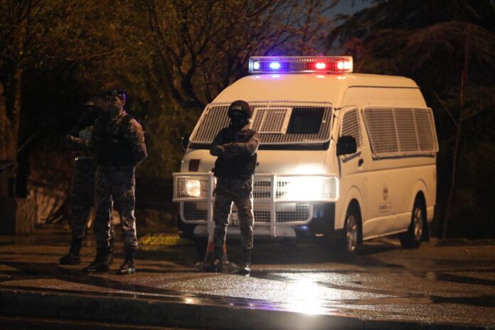 إلقاء القبض على 4 أشخاص سرقوا مبالغ مالية من وافدين - تفاصيل إلقاء القبض على 4 أشخاص سرقوا مبالغ مالية من وافدين - تفاصيل