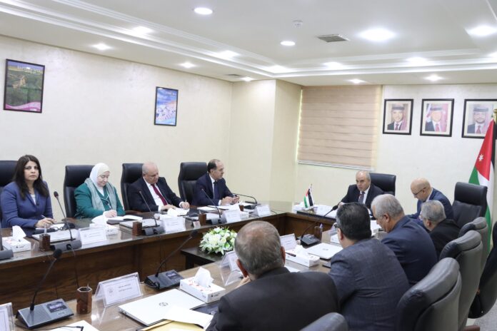 محافظة يبحث شمول الجامعات الخاصة بالنظام الإلكتروني للقبول الموحد للطلبة الوافدين