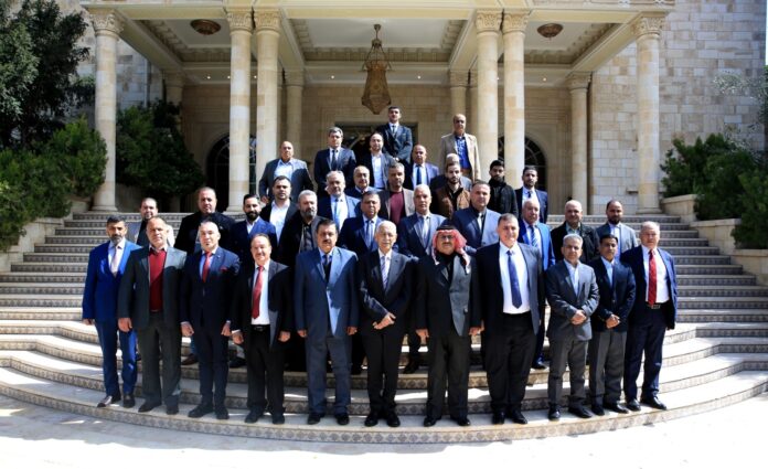 العيسوي يلتقي وفدا من عشيرة العواشرة ومجموعة اطباء وطلبة طب