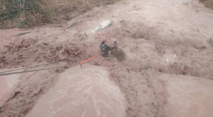 الدفاع المدني ينقذ 17 شخصا حاصرتهم مياه الأمطار