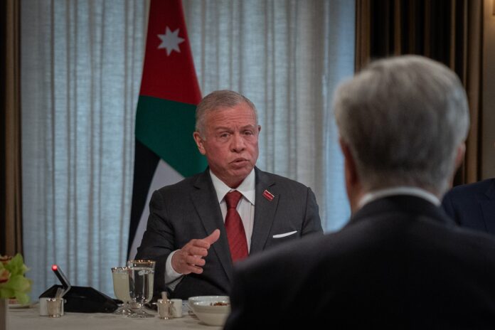 الملك يستقبل عضو مجلس الشيوخ الأمريكي السيناتور جون باراسو الملك يستقبل عضو مجلس الشيوخ الأمريكي السيناتور جون باراسو