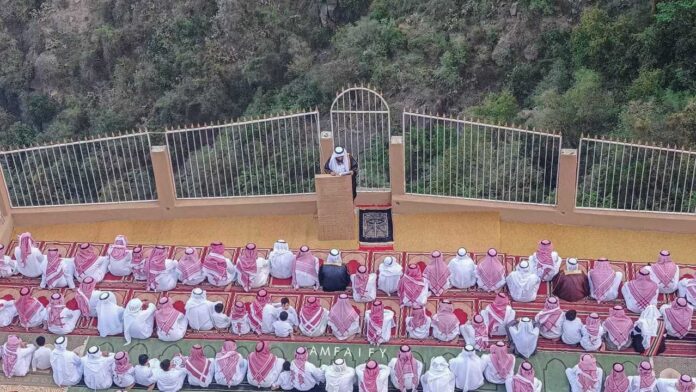 مصور يوثق تجربة الصلاة في المصلى المعلق بالسعودية - صور