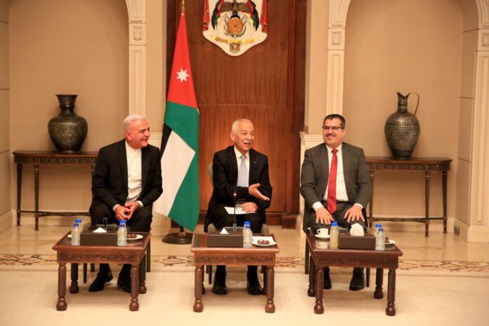 رئيس جامعة البترا يشارك في لقاء مجتمعي في الديوان الملكي الهاشمي - صور