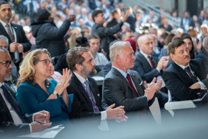 الملك يزور جناح جمعية استعادة الأمل الأردنية المشاركة في القمة العالمية للإعاقة ببرلين