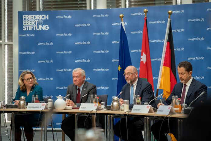 الملك يدعو الى تكثيف الجهود الدولية لاستعادة وقف إطلاق النار في غزة الملك يدعو الى تكثيف الجهود الدولية لاستعادة وقف إطلاق النار في غزة