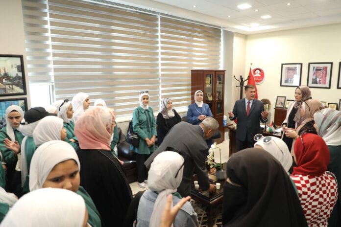 الجامعة الهاشمية تستضيف طلبة مدرسة 