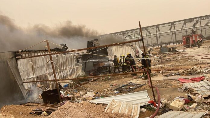 إخماد حريق في مستودع مصنع سيراميك بالقطرانة - صور وفيديو