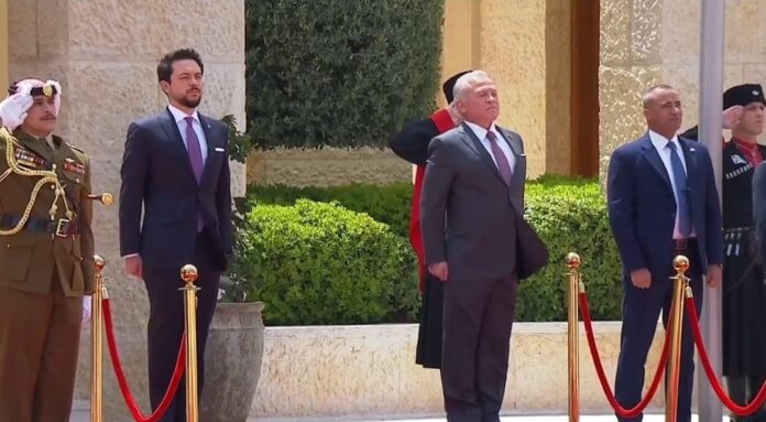 الملك يشهد مراسم رفع العلم في قصر الحسينية - بث مباشر