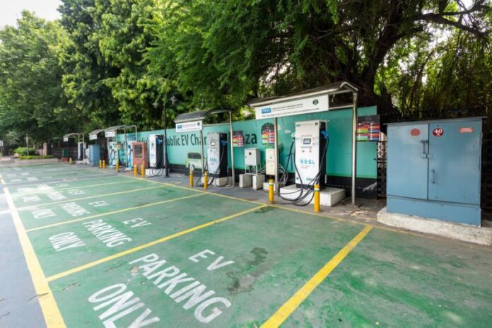 الهند تخطط لخفض رسوم السيارات الكهربائية .. من الرابح والخاسر؟