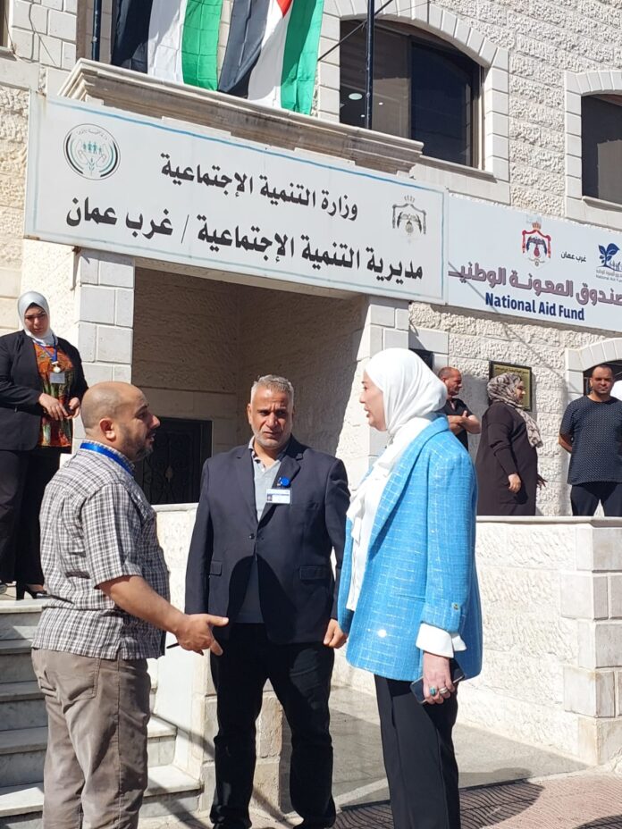 زيارة مفاجأة من وزيرة التنمية لفرع غرب عمان زيارة مفاجأة من وزيرة التنمية لفرع غرب عمان