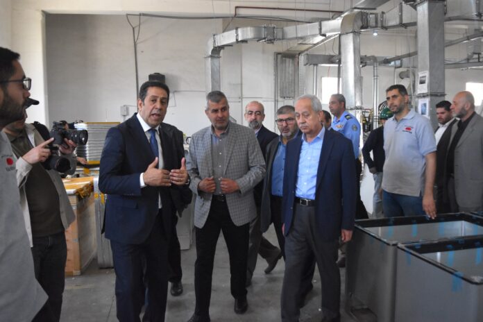 وزير الطاقة يزور مجموعة أبو حلتم للاستثمارات ويؤكد: الصناعة أولوية وطنية