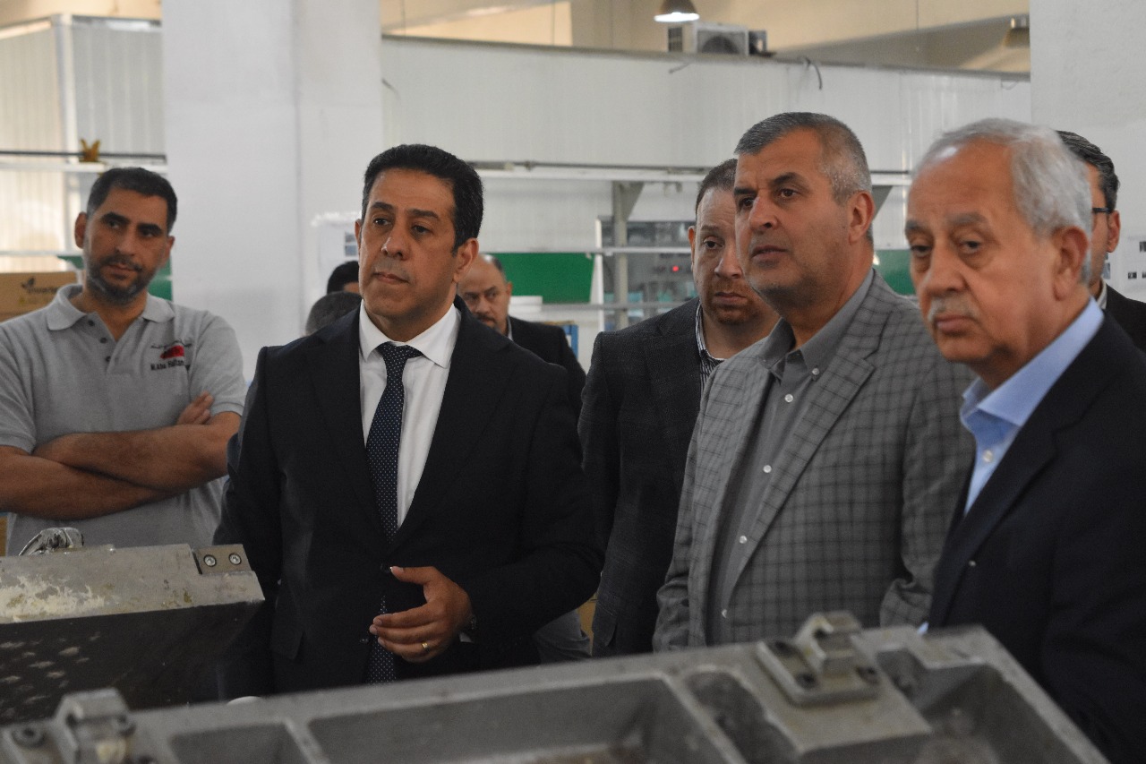 وزير الطاقة يزور مجموعة أبو حلتم للاستثمارات ويؤكد: الصناعة أولوية وطنية