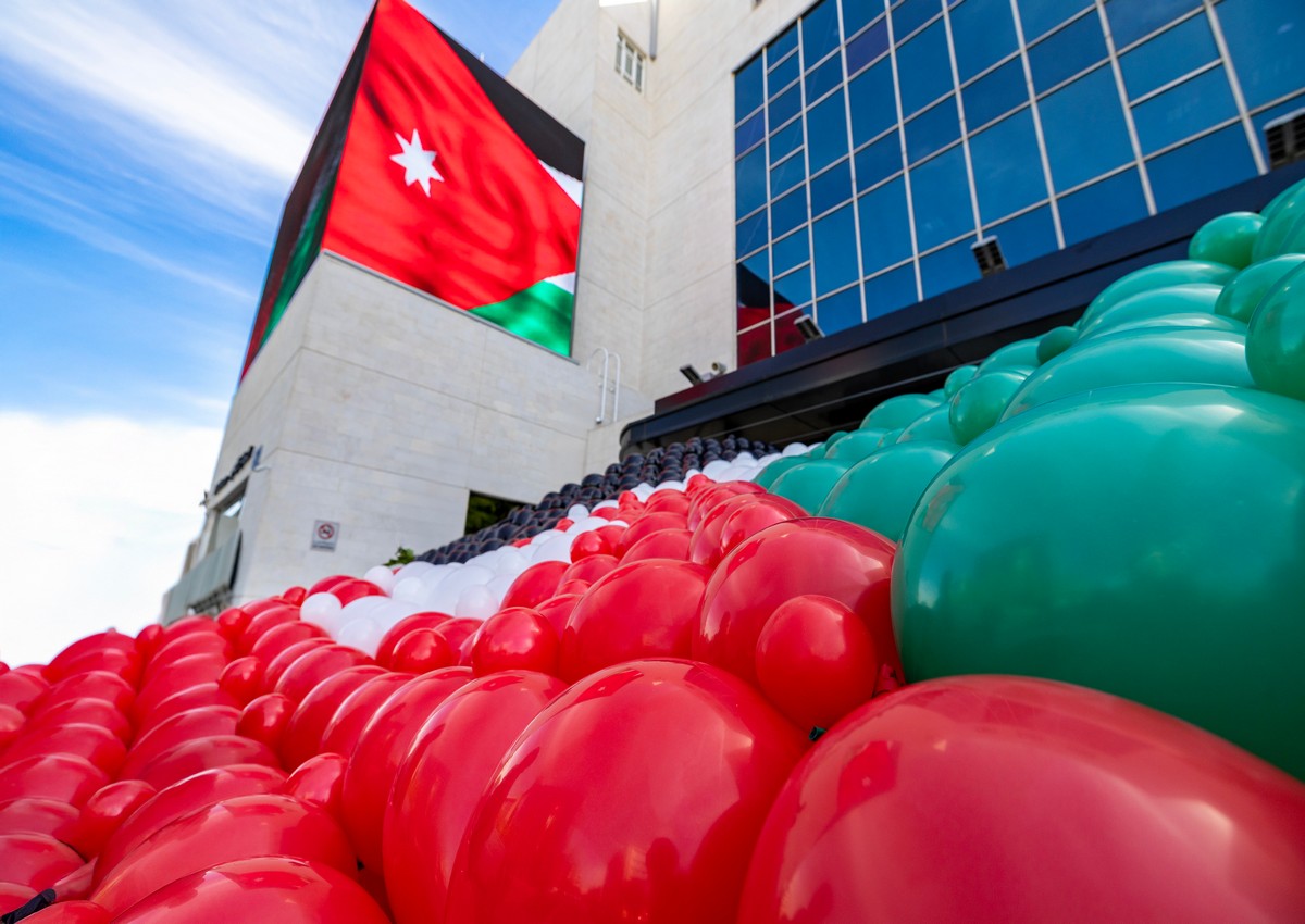 زين تحتفي بيوم العلم الأردني وتطلق علما ضخما في سماء عمان