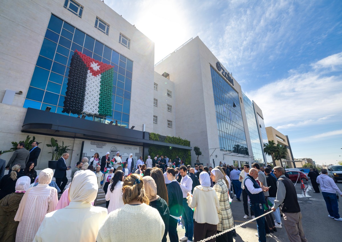 زين تحتفي بيوم العلم الأردني وتطلق علما ضخما في سماء عمان