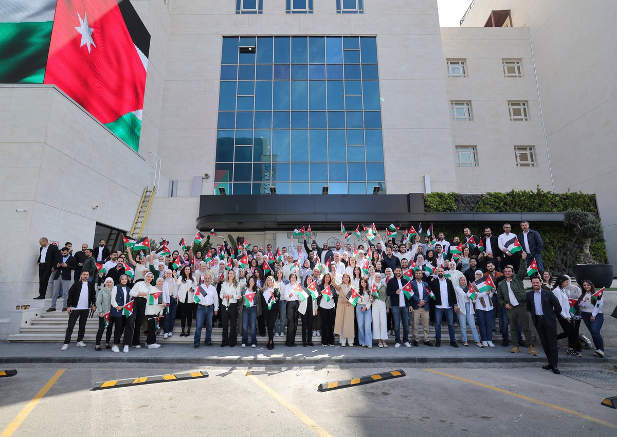 زين تحتفي بيوم العلم الأردني وتطلق علما ضخما في سماء عمان