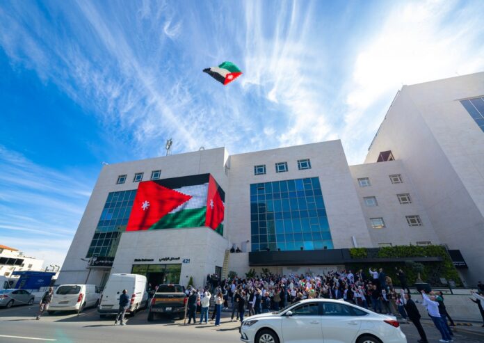 زين تحتفي بيوم العلم الأردني وتطلق علما ضخما في سماء عمان - صور