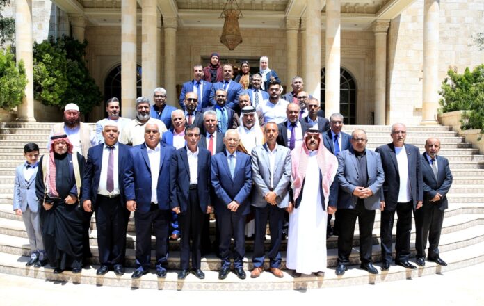 رئيس الديوان الملكي يلتقي وفدًا من مخاتير منطقتي النزهة وجبل القصور