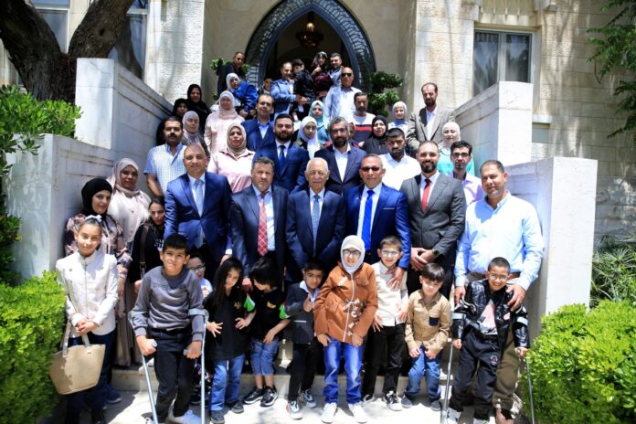 العيسوي يلتقي أطفالا مصابين بالشلل الدماغي وذويهم في الديوان الملكي - صور