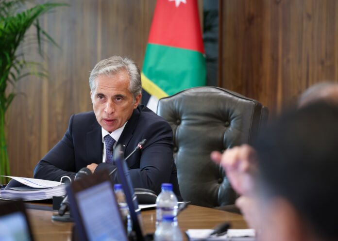 بعد 200 يوم على تشكيلها .. الاردنيون يقيمون حكومة حسان - تفاصيل بعد 200 يوم على تشكيلها .. الاردنيون يقيمون حكومة حسان - تفاصيل