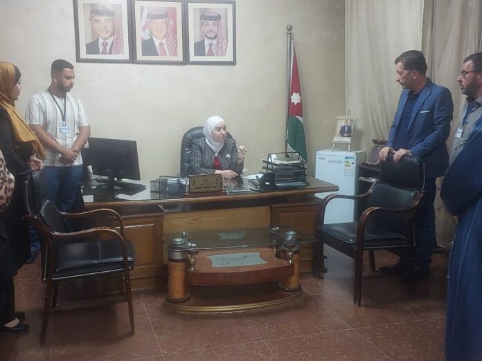 بني مصطفى تستمع الى ملاحظات المراجعين في مديرية تنمية الزرقاء