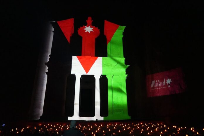 إضاءة خزنة البترا بألوان العلم الأردني احتفاء بعيد الاستقلال الـ 79 إضاءة خزنة البترا بألوان العلم الأردني احتفاء بعيد الاستقلال الـ 79