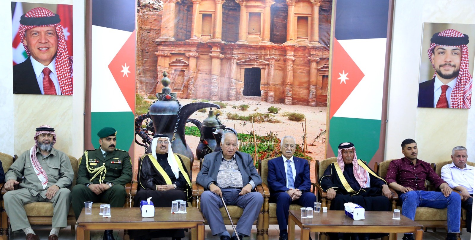 مندوبا عن الملك وولي العهد.. العيسوي يعزي عشيرة المعاني