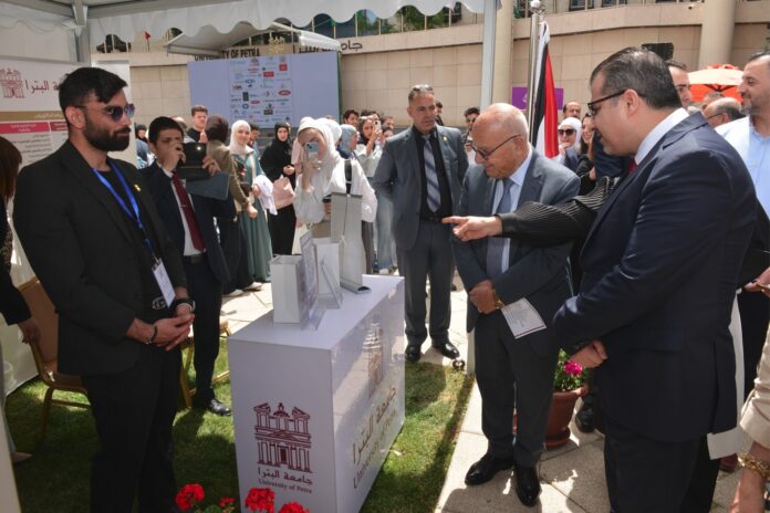 رئيس جامعة البترا يفتتح فعاليات اليوم الوظيفي الخامس عشر - صور