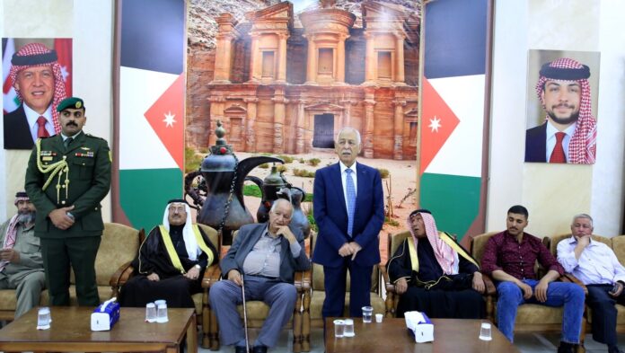 مندوبا عن الملك وولي العهد.. العيسوي يعزي عشيرة المعاني مندوبا عن الملك وولي العهد.. العيسوي يعزي عشيرة المعاني