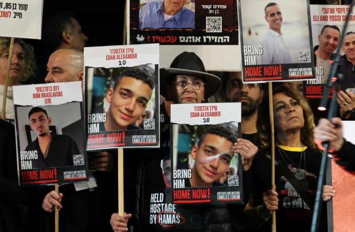 والدا الاسير عيدان الكسندر يتجهان إلى إسرائيل