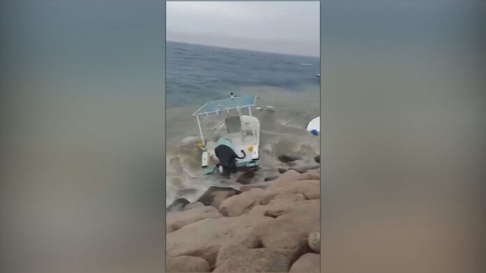 العقبة : إجلاء 13 سائحا و 2 من طواقم قارب