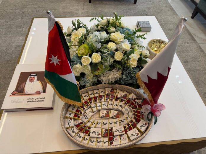 سفارة قطر توزع الحلوى والهدايا احتفالاً باستقلال الأردن