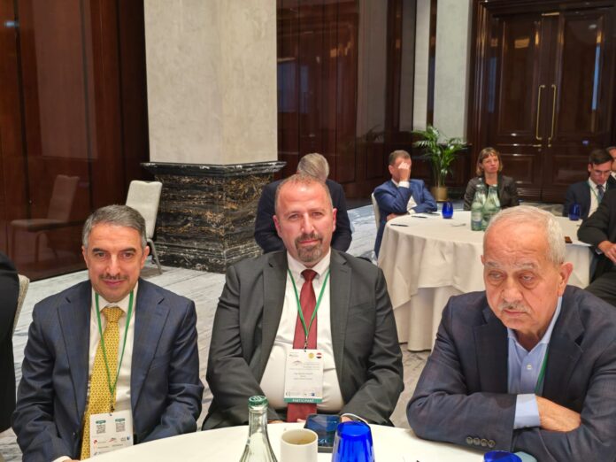 الحغبير يزور مراكز تجارية ويبحث تعزيز تواجد المنتجات الأردنية في أسواقها الحغبير يزور مراكز تجارية ويبحث تعزيز تواجد المنتجات الأردنية في أسواقها