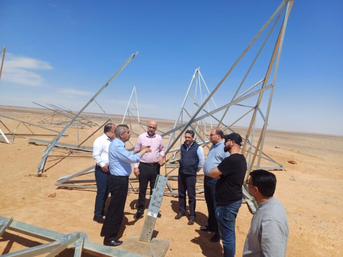 وزير الطاقة يتابع سير العمل بمشروع بناء أبراج خط النقل الكهربائي ضمن منطقة معان