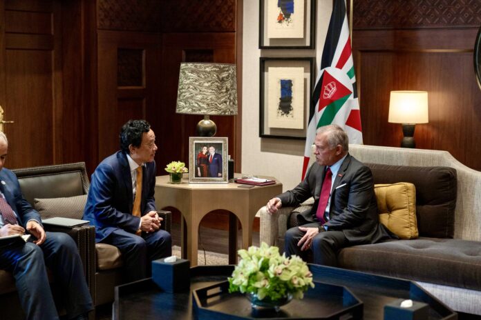 الملك يستقبل وفد منظمة 