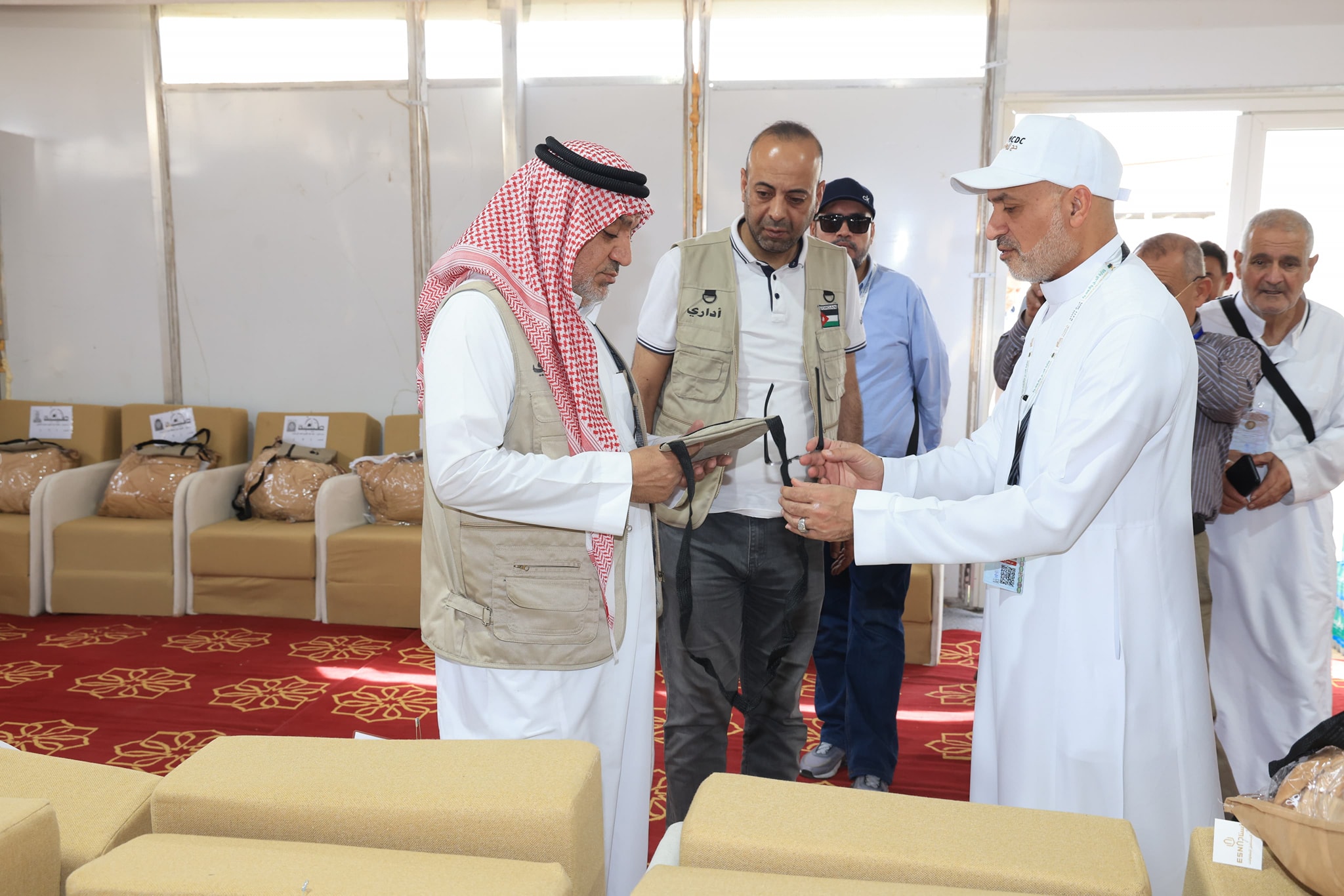 الخلايلة يتفقد مخيمات "الحجاج" ويعلن التفويج يبدأ غدا