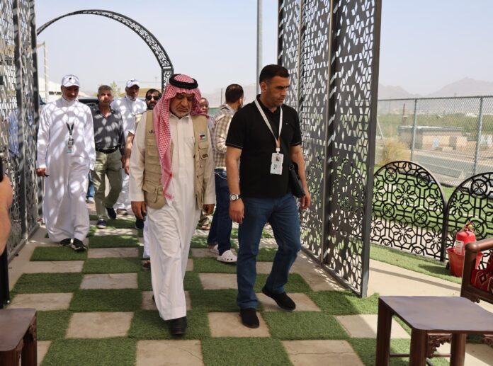 الخلايلة يتفقد مخيمات 