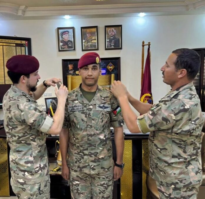 ولي العهد يقلد عددا من ضباط الكتيبة الخاصة 101 الرتب الجديد ولي العهد يقلد عددا من ضباط الكتيبة الخاصة 101 الرتب الجديد