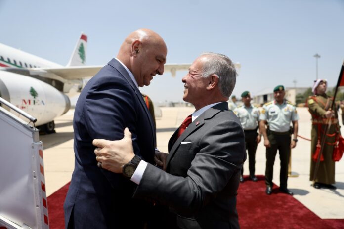 الملك يستقبل الرئيس اللبناني لدى وصوله المملكة