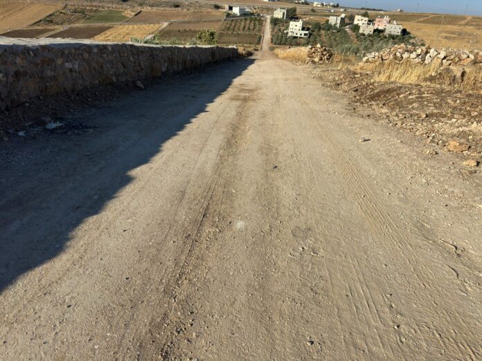 البدء بتنفيذ مشروع فتح وتعبيد طرق زراعية غرب اربد