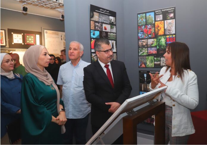رئيس جامعة البترا يفتتح معرض  رئيس جامعة البترا يفتتح معرض