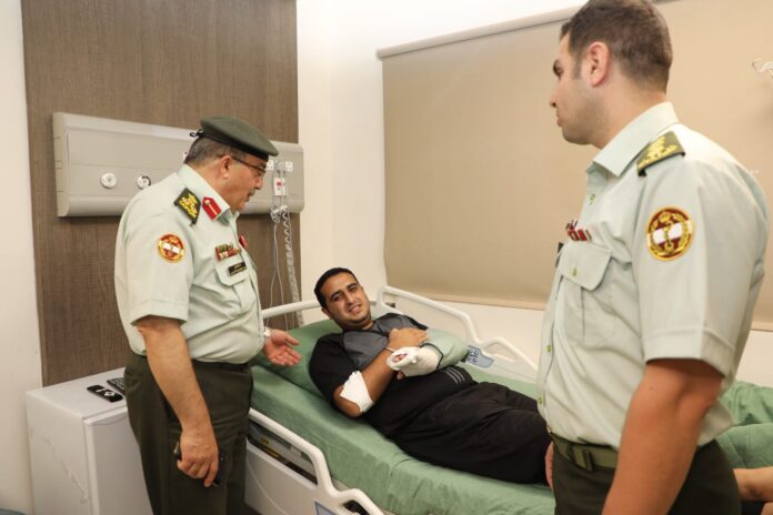 اخلاء الرقيب الممرض سمير العمارات بعد اصابته بشظية في غزة