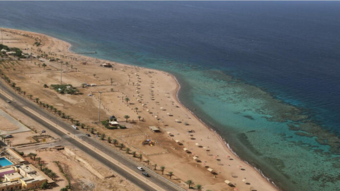 الأردن يطلق مشروعاً بيئياً رائداً لتحويل العقبة إلى مركز إقليمي للاقتصاد الأزرق الأردن يطلق مشروعاً بيئياً رائداً لتحويل العقبة إلى مركز إقليمي للاقتصاد الأزرق