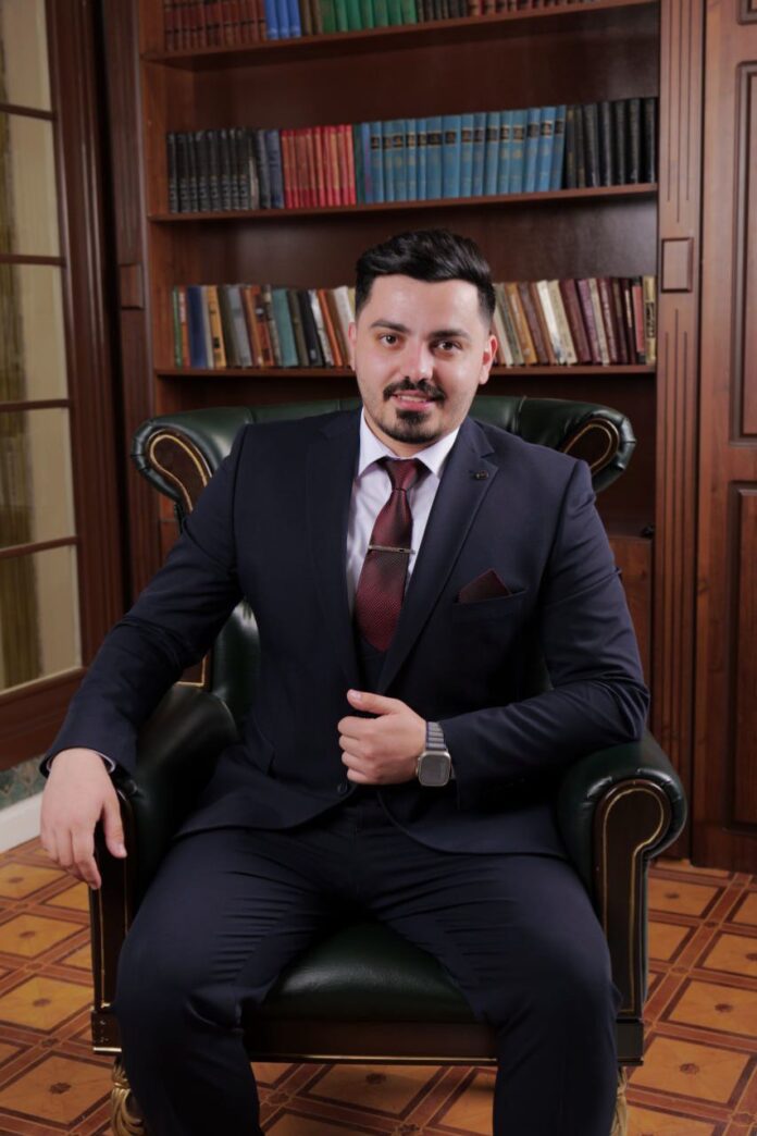 الدكتور محمد القضاة يهنئ زميله احمد عياصرة بالتخرج الدكتور محمد القضاة يهنئ زميله احمد عياصرة بالتخرج