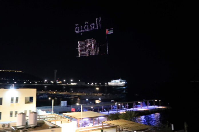 سماء العقبة تتألق بعروض ضوئية احتفاء بالجلوس الملكي ويوم الجيش وتأهل 