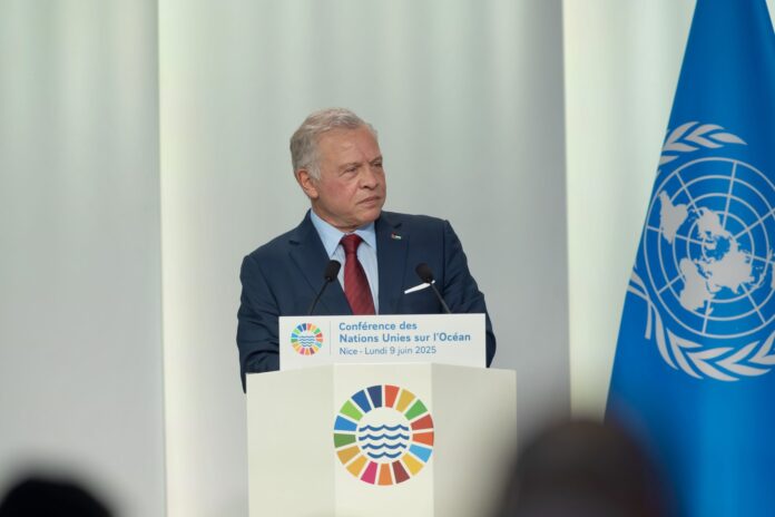 ألقى جلالة الملك عبدالله الثاني، اليوم الاثنين، كلمة في افتتاح المؤتمر الثالث للأمم المتحدة للمحيطات، الذي يعقد في مدينة نيس الفرنسية، بتنظيم مشترك بين فرنسا وكوستاريكا وبحضور قادة دول ومسؤولين وخبراء دوليين. وأكد جلالة الملك أن المسطحات المائية تعد موردا حيويا مشتركا وعصبا لحياة المليارات من الكائنات الحية، التي تتعرض للخطر المباشر بسبب تهديدات مثل التغير المناخي والتلوث والاستغلال المفرط وفقدان التنوع البيولوجي. وبين جلالته أن الدراسات تشير إلى أن الشعاب المرجانية في خليج العقبة تتمتع بمرونة استثنائية في مواجهة درجات الحرارة القصوى، وهذا يبعث الأمل في نجاتها، ويجعلها مختبرا فريدا يمكن تسخيره لإنقاذ الشعاب المرجانية حول العالم. وأعلن جلالة الملك عن إطلاق الأردن لمبادرات العقبة للاقتصاد الأزرق والمركز العالمي لدعم المحيطات، وهو ما سيشكل فرصة لاختبار التقنيات الجديدة القابلة للتطوير لأغراض الاستخدام على المستوى العالمي.