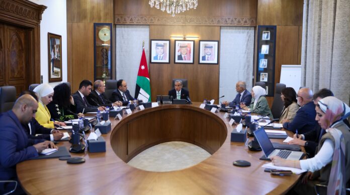 رئيس الوزراء يؤكد أهمية مأسسة جائزة الحسين بن عبدالله الثاني للعمل التطوعي