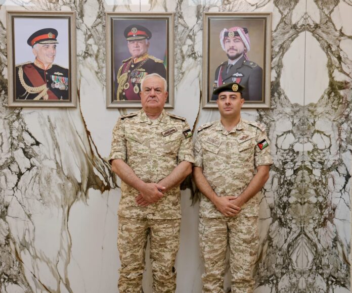 رئيس هيئة الاركان المشتركة يكرم الرائد ياسين الشمايلة رئيس هيئة الاركان المشتركة يكرم الرائد ياسين الشمايلة