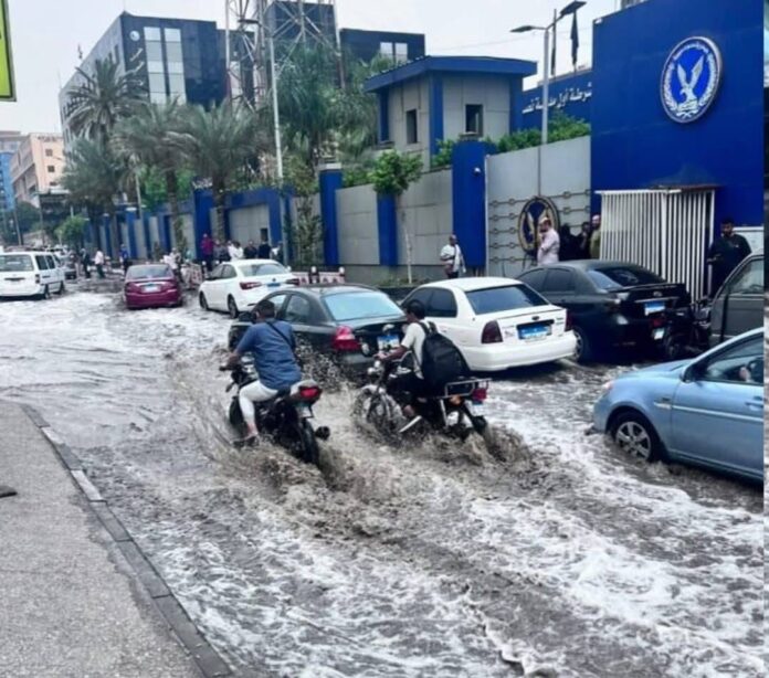 مصر تتعرض لأمطار غزيرة بشكل مفاجئ.. ما القصة ؟ مصر تتعرض لأمطار غزيرة بشكل مفاجئ.. ما القصة ؟